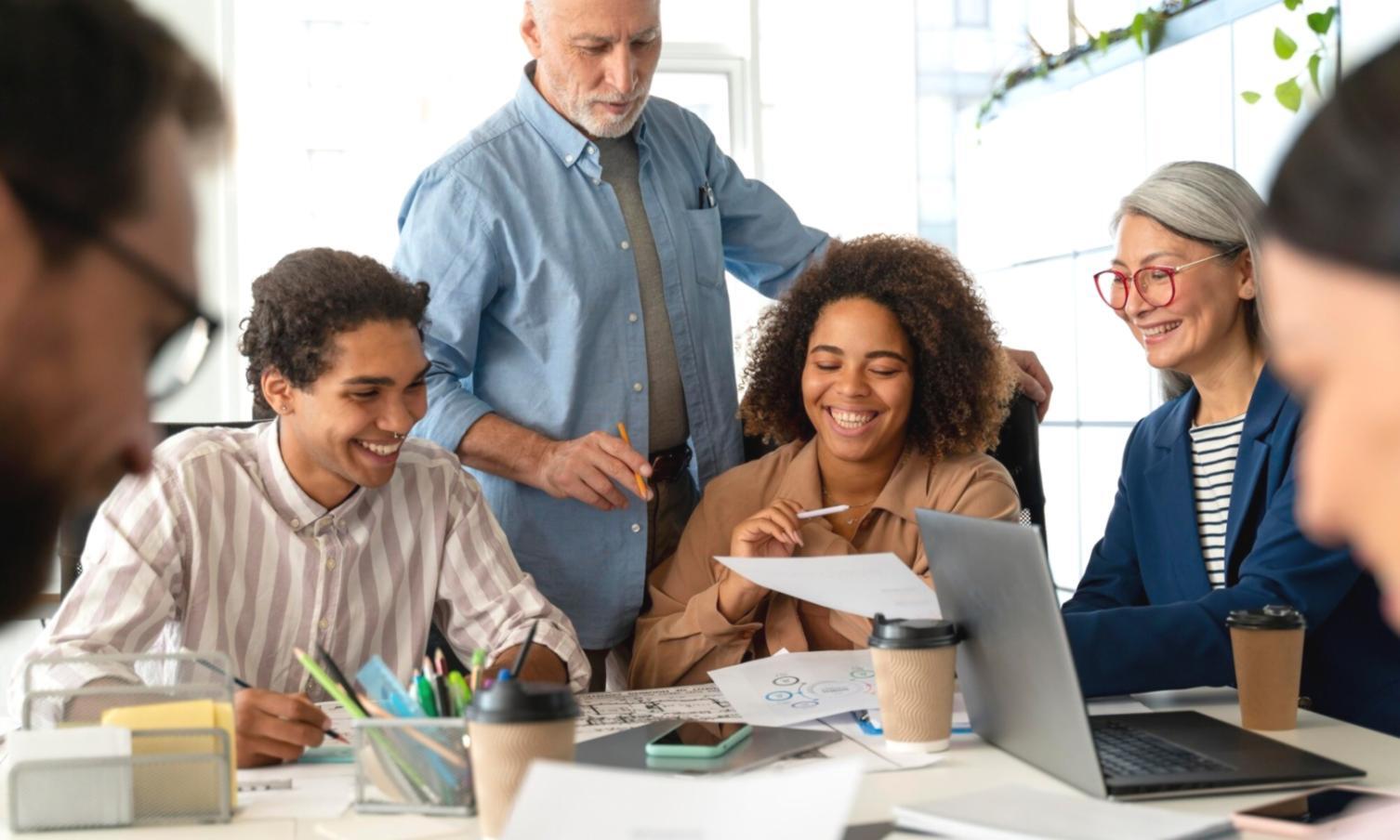 Participante a tomar notas durante webinar sobre Google Business