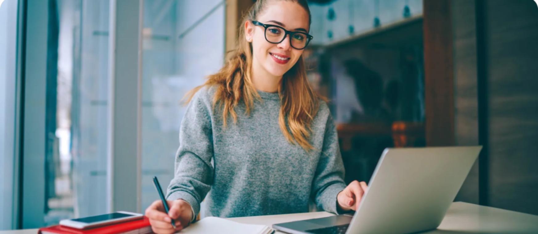 Profissional a trabalhar com estratégias de SEO local num computador