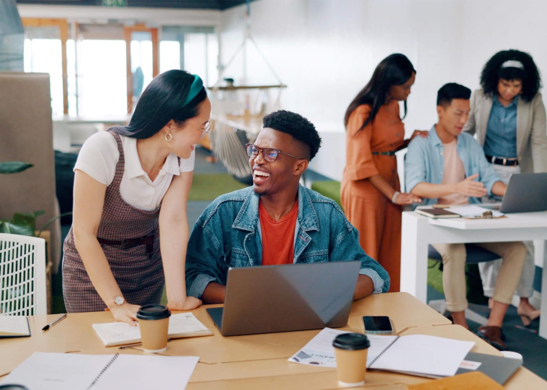 Profissional a trabalhar em estratégia de SEO local num computador